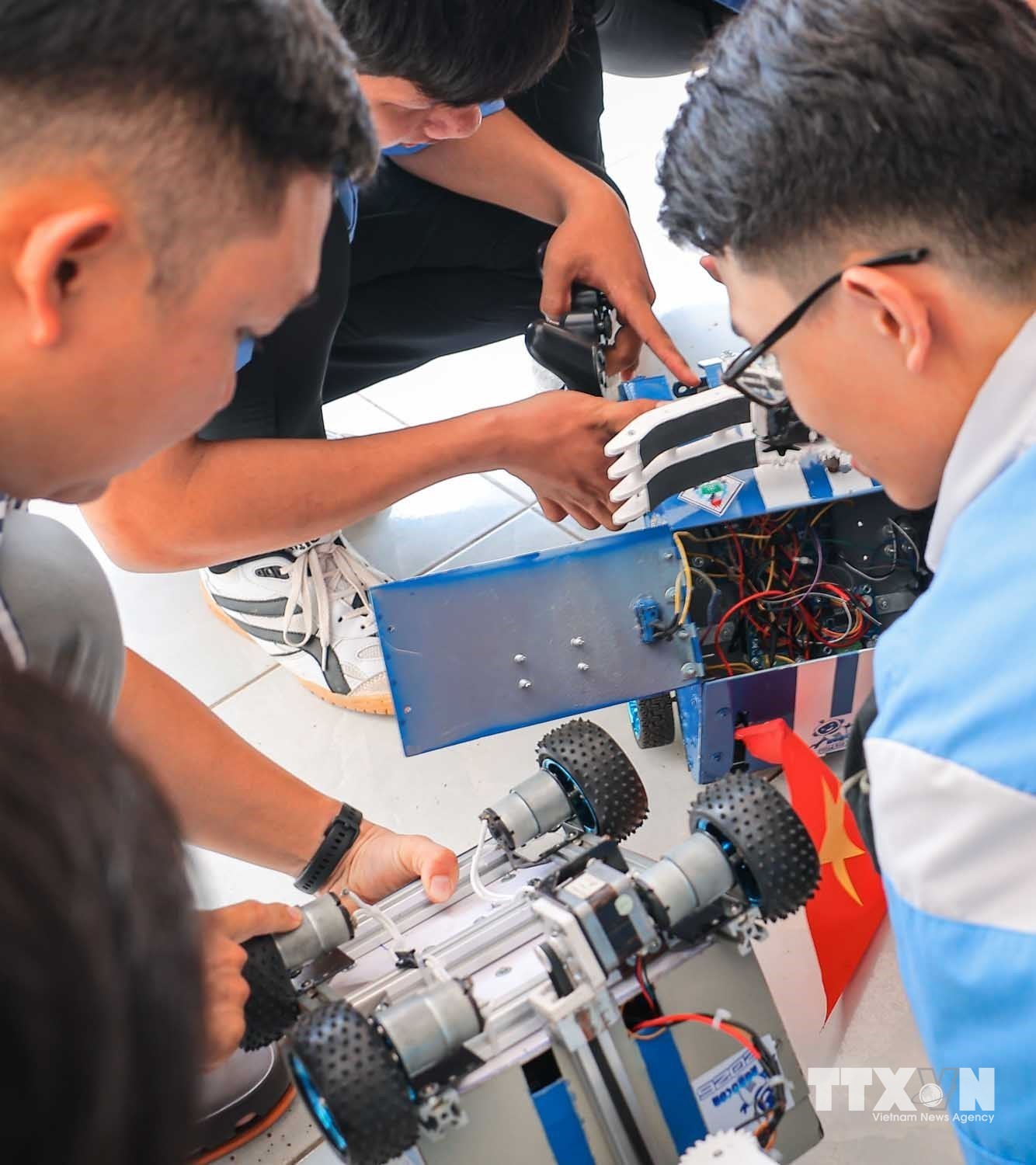 Dưới sự hướng dẫn của giảng viên, các chi tiết robot được sinh viên tìm hiểu, nghiên cứu, thiết kế, hiệu chỉnh tìm các phương án, giải pháp tối ưu trước cuộc thi. (Ảnh: Hoàng Hiếu/TTXVN)